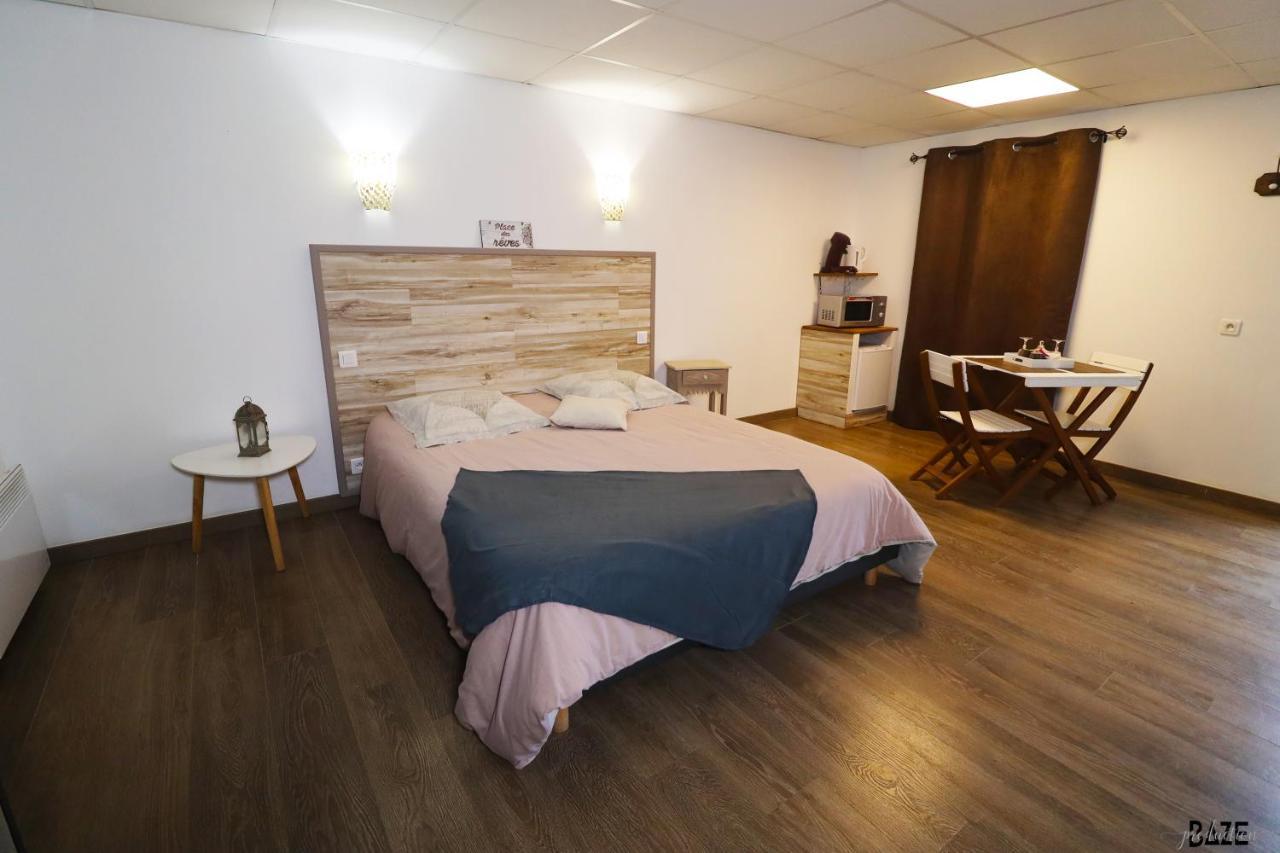 Centre De Bien-Etre Et Ses Chambres D'Hote Villeneuve-de-Riviere ภายนอก รูปภาพ